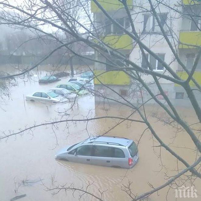 Силна буря скъса електропроводи в Нова Загора, спасиха мъж от придошла река (СНИМКИ)