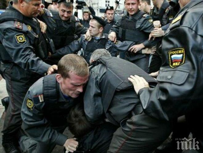 Украинската полиция в Одеса е използвала сълзотворен газ срещу демонстранти пред посолството на Русия
