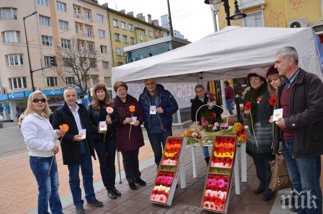 Жени ГЕРБ-София зарадваха с гербери дамите в столицата по случай 8-ми март