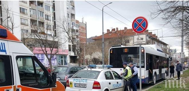 Жена пострада в автобус в Бургас, шефът на КАТ се втурна да ѝ помага