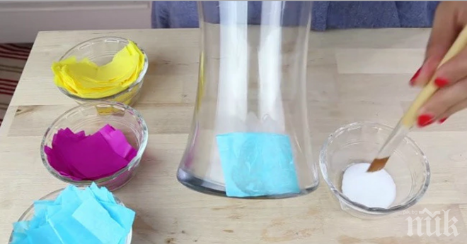 Тя постави парченца салфетки върху стъклена ваза. Резултатът изкушава да опиташ и ти!