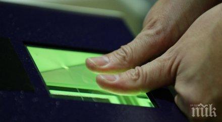 мъж изкуствен пръст усети грапава повърхност