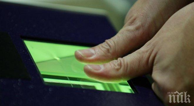 Мъж с изкуствен пръст усети грапава повърхност