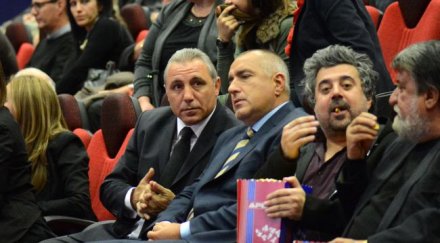 босът стъклен дом натиска бойко черпи пуканки