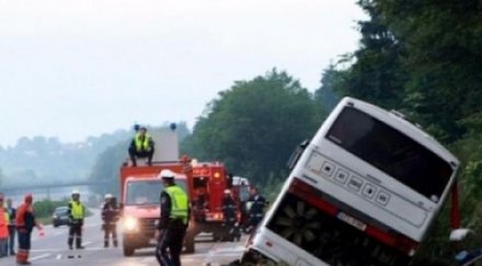 преобърна ученически автобус