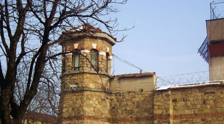 надзиратели млатят спящи затворници заради самоубиец
