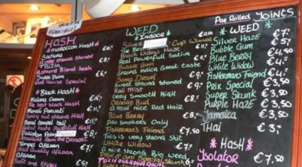 туристите пак пушат трева амстердам