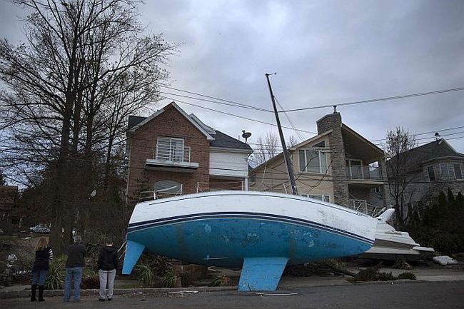 Броят на жертвите от урагана Санди станаха 74