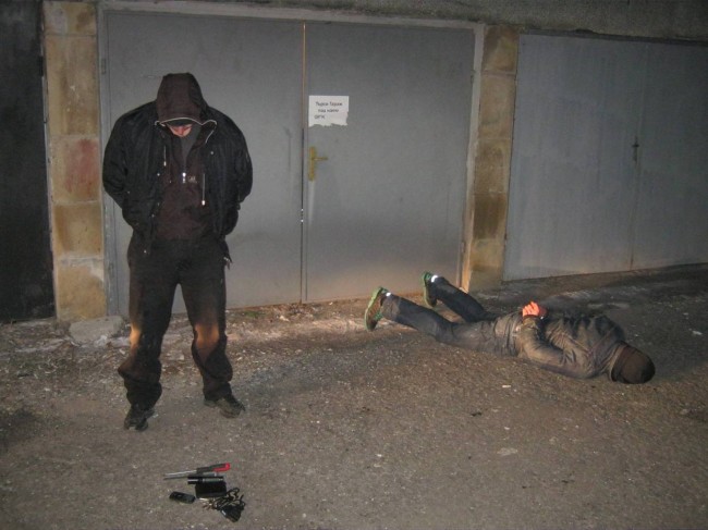 Удариха автокрадци, докато свалят гуми