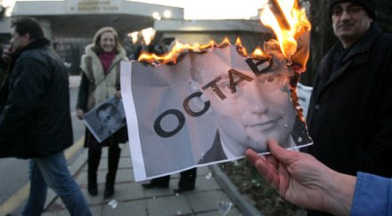 изгориха портрет външния министър искат оставката