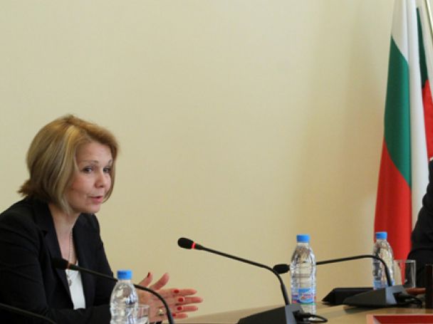 Шефката на ДКЕВР обвини юристите си за търговията с цигари