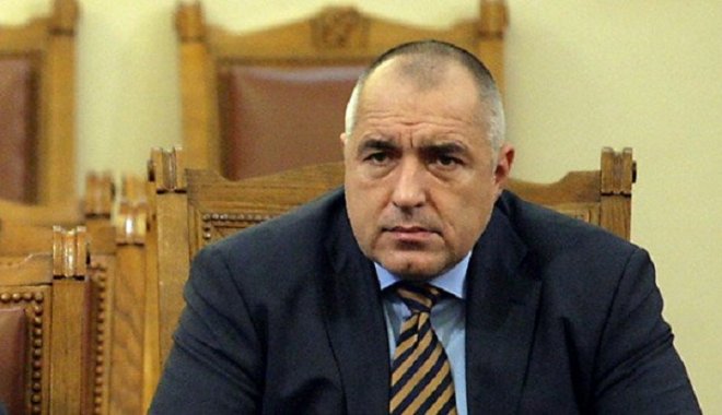 Борисов пише есемеси и апострофира депутатите в парламента