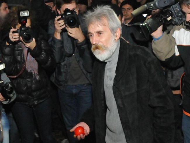 Интелектуалци, защо страните от протестите?!