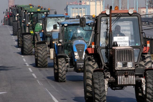 Шестима ранени при сблъсъци на гръцките фермери с полицията