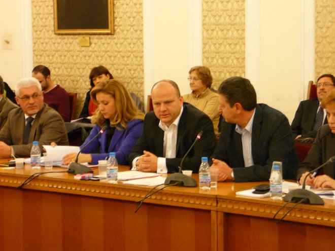 Топмениджър в ЧЕЗ: За цените на тока питайте ДКЕВР