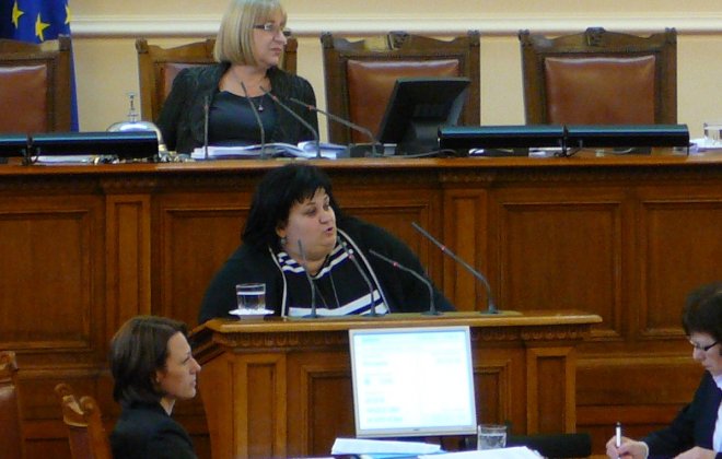 Фидосова: Г-жо Манолова, вие сте непоправима, имате две лица!