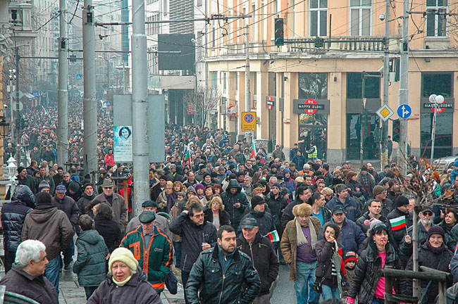 Юристи консултират безплатно всички с надписани сметки!