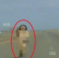 Чисто гола и пияна шофьорка атакува полицаи след пътно произшествие (видео 18+)