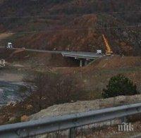 Екшън! Камион падна от мост след катастрофа, блокира пътя за Маказа (снимки)

