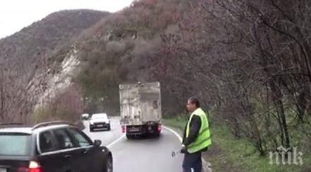 екшън скала падна скат симитли удари автомобил цяло семейство оцеля чудо