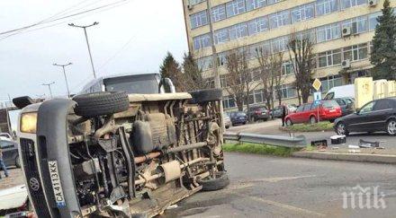 забързан бус преобърна хасково