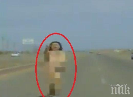 Чисто гола и пияна шофьорка атакува полицаи след пътно произшествие (видео 18+)
