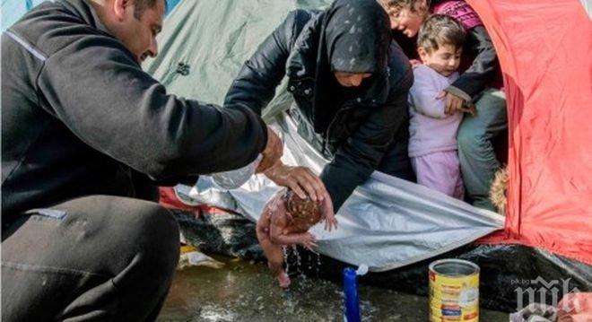 Чудото на живота! Жена роди в калта на бежанския лагер Идомени