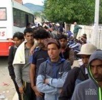 Гърция стовари първата „пратка“ бежанци на границата с Албания

