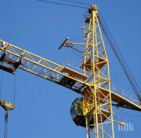 строителен кран падна жилищна сграда пострадали двама души