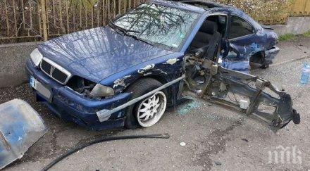 жестоко меле пътя млад шофьор заби куршум опел астра пожарникари режат ламарини извадят затиснатия мъж снимки