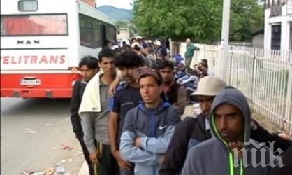 Гърция стовари първата „пратка“ бежанци на границата с Албания

