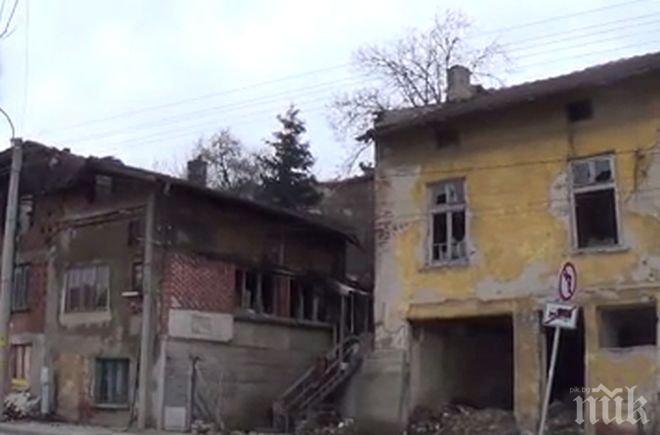 ПИК TV: Къща горя снощи в Дупница, няма пострадали