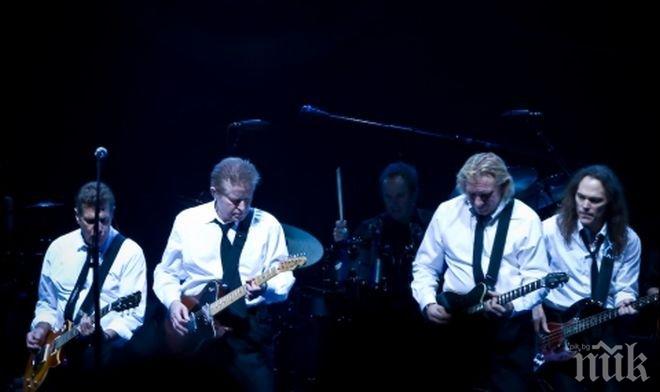 Легендарната банда Ийгълс се сбогува със сцената и феновете си