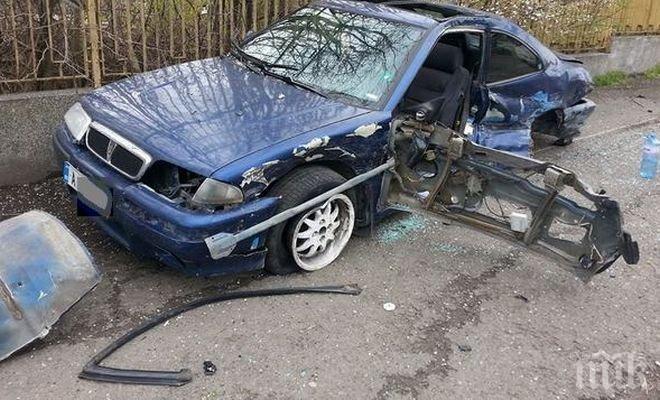 ЖЕСТОКО МЕЛЕ НА ПЪТЯ! Млад шофьор се заби като куршум в Опел Астра, пожарникари режат ламарини, за да извадят затиснатия мъж (снимки)