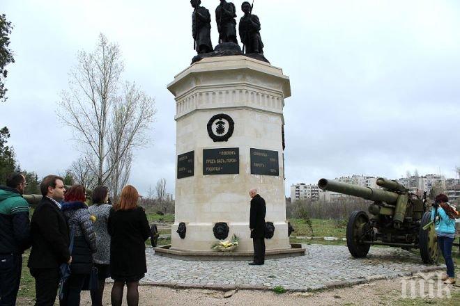 Властта и младежи се поклониха в Хасково пред подвига на 10-ти Родопски полк