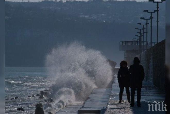 Всички пристанища във Варна са затворени заради силния вятър
