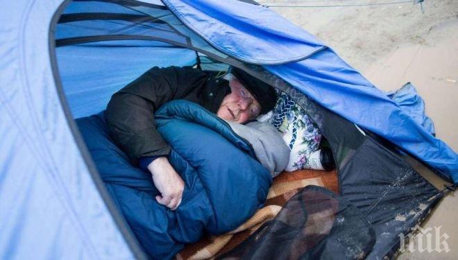 Бивш немски министър пренощува в палатка в бежанския лагер Идомени (снимка)
