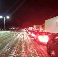 Сняг заваля на магистрала „Хемус”