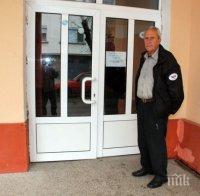 Тинейджър бие училищен гард, не го пускал при гаджето