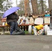 Психично болна жена превърна детска площадка в свой дом