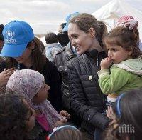 Анджелина Джоли се срещна със сирийски бежанци в Ливан