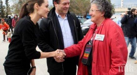 анджелина джоли кацна пирея отива бежанците видео