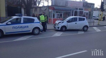 кола удари автобус градския транспорт варна снимки