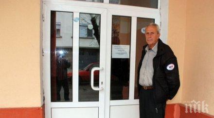 тинейджър бие училищен гард пускал гаджето