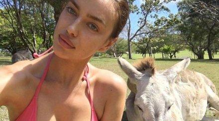 ирина шейк показа пищна гръд направи селфи магаре снимки