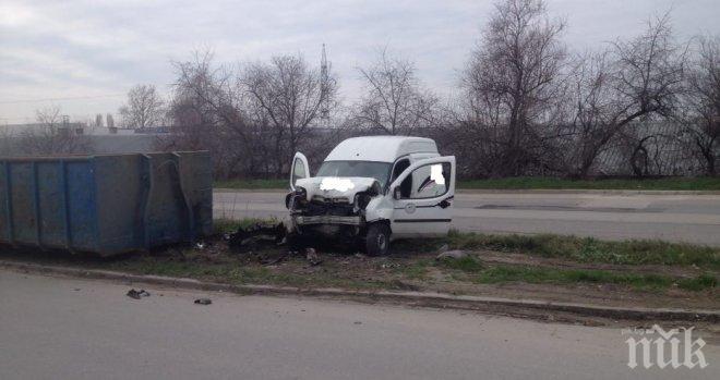 Още не е ясно как се стигна до смъртта на шофьора, забил се в контейнер във Варна
