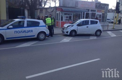 Кола удари автобус на градския транспорт във Варна (снимки)