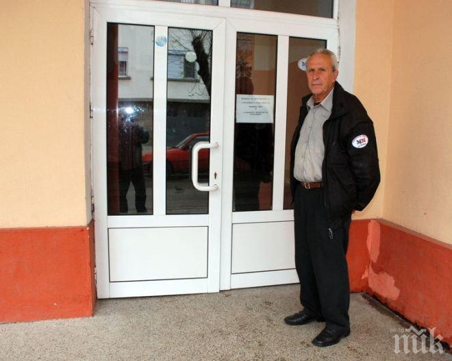 Тинейджър бие училищен гард, не го пускал при гаджето