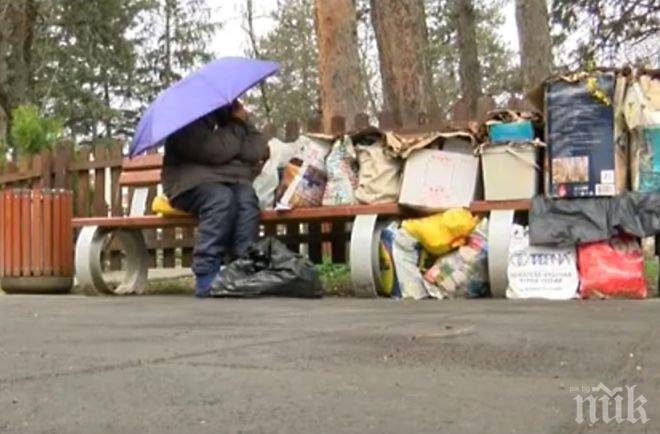 Психично болна жена превърна детска площадка в свой дом