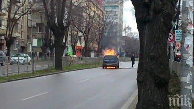 Кола пламна близо до варненски университет 